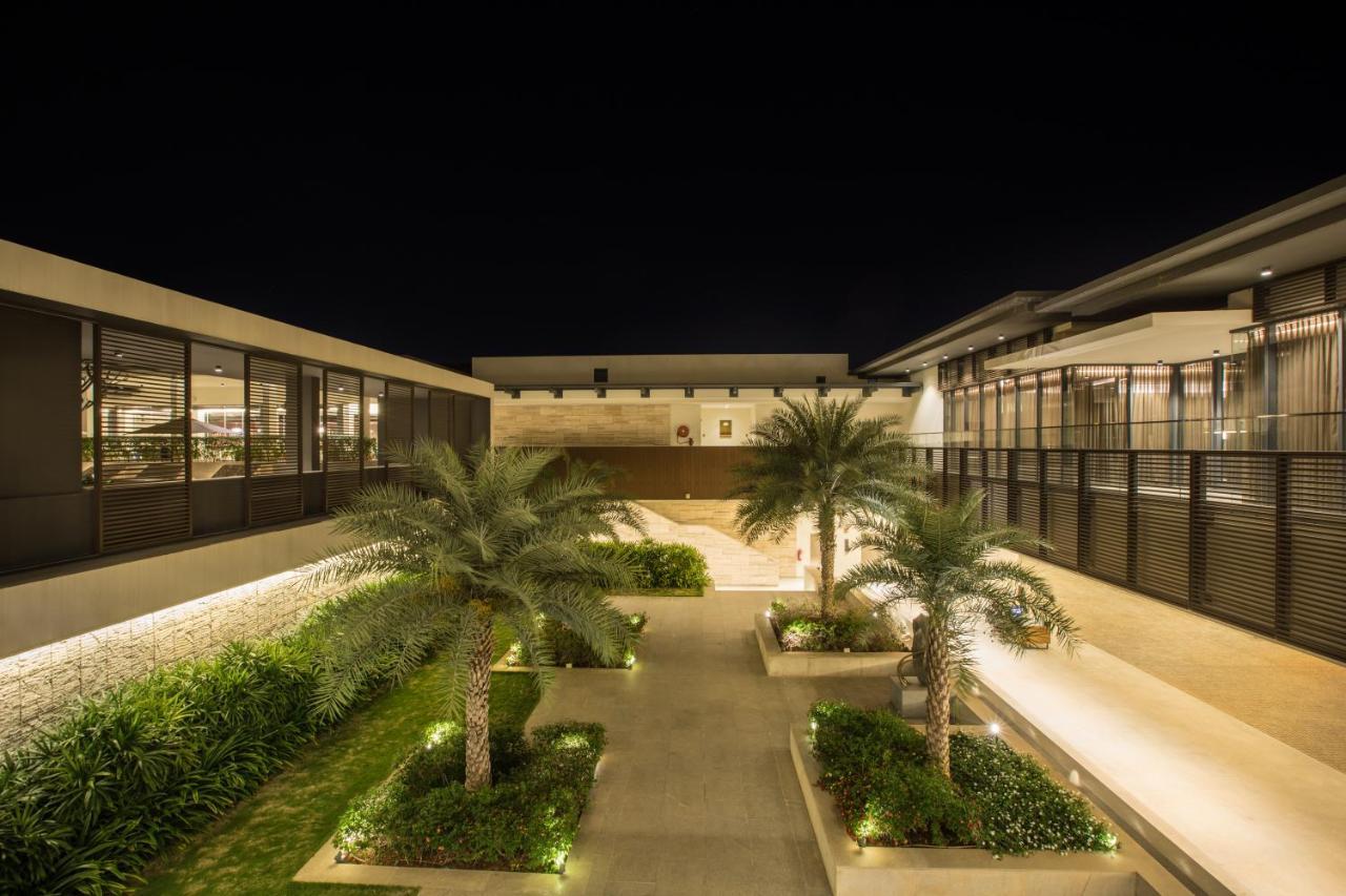 Blvd Club - Near Bengaluru Airport Hotel Settahalasūr Kültér fotó